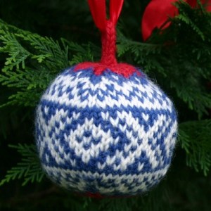 Free Christmas ornament knitting pattern by Mary Ann Stephens, copyright 2012