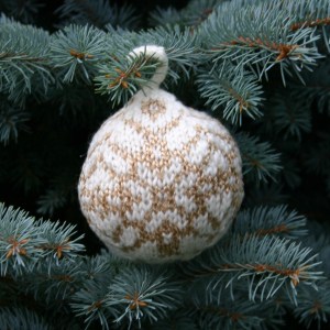 Dale of Norway Heilo or Falk plus Gullfasan were used to knit this Christmas Ball, the Star of Bethlehem, by Mary Ann Stephens